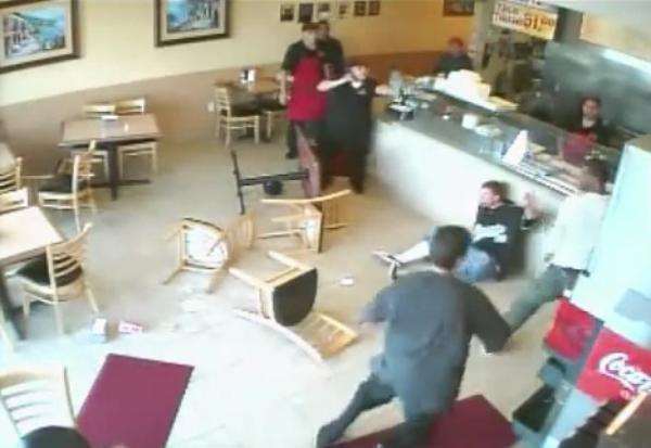 В таганрогском кафе сотрудник зверки избил посетителя