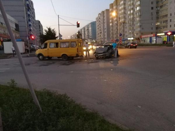 Столкновение маршрутного такси и легковушки в Таганроге произошло на глазах толпы пешеходов
