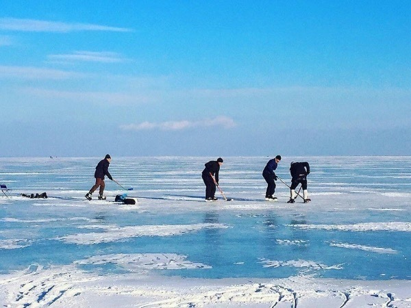 На лёд Таганрогского залива вышли бесстрашные хоккеисты