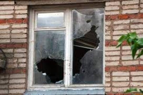 В Неклиновском районе девушки разбив окно похитили из дома телефон и деньги