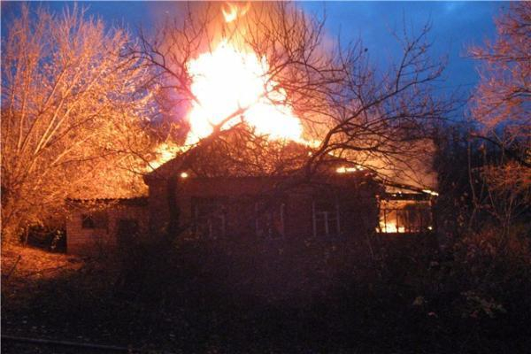 В Таганроге сгорела крыша флигеля на 1-ой линии