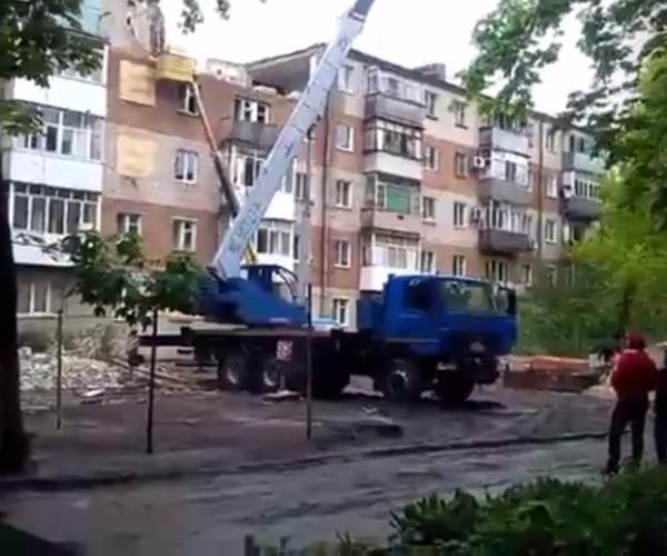 Жители Таганрога поймали строителей на нарушении техники при восстановлении дома