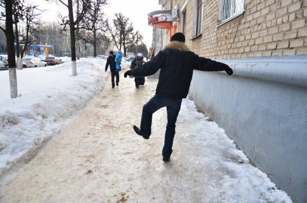 Спасатели просят жителей Таганрога одеваться по сезону и правильно падать