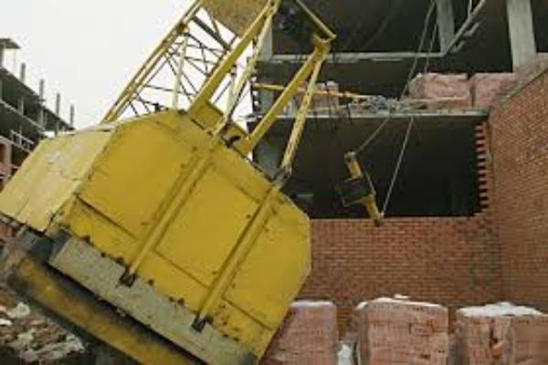 В Таганроге на новостройку рухнул башенный кран