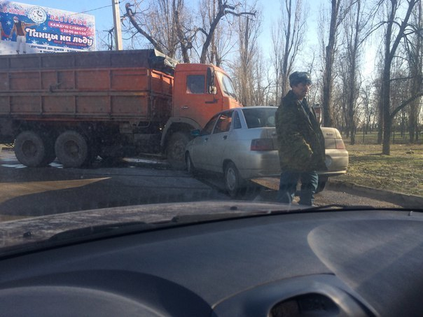В Таганроге на скользкой дороге водитель грузовика спровоцировал ДТП