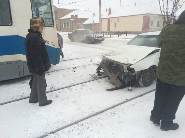В Таганроге трамвай и легковушка не поделили рельсы
