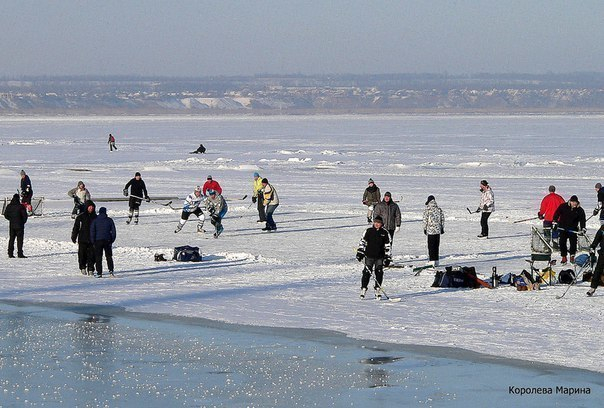 Таганрожцы гуляют по замерзшему заливу