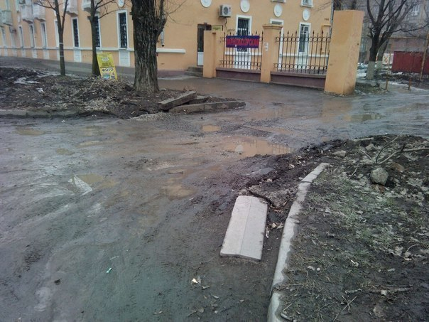 Автомобилисты Таганрога разбивают свои машины, попадая в глубокие ямы на дорогах