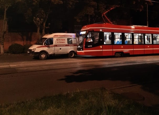Таганрогский трамвай и Скорая помощь не поделили дорогу