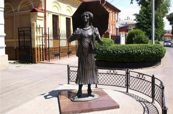 Житель столицы требует снести памятник Раневской в Таганроге