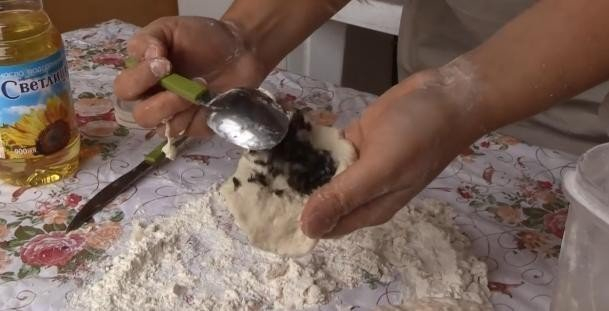 Жительница Неклиновского района испекла для главы администрации пирожки с начинкой из мух