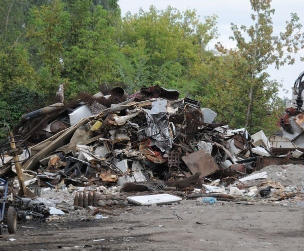В Таганроге в куче металлолома рабочие нашли современный артллерийский снаряд