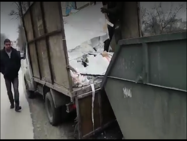 Строители Таганрога нагло выбрасывают  мусор в «лодочки» горожан, не обращаясь за услугой в «Экотранс»