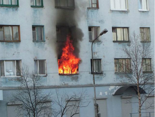 Масштабный переполох наделал пожар в пятиэтажке в Таганроге