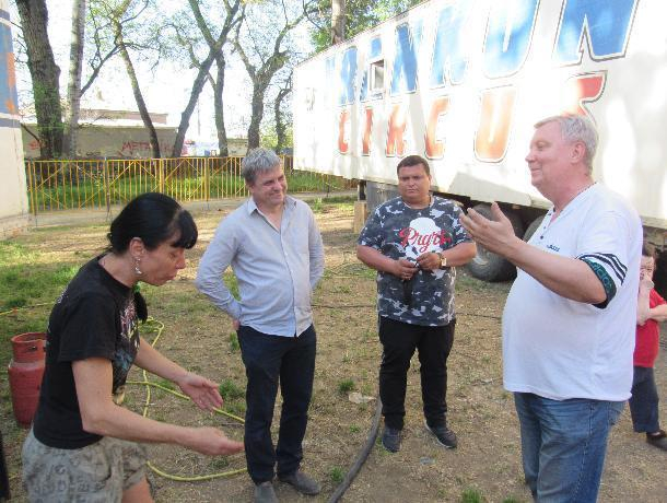 В Таганроге блогер, депутат и представитель циркачей обсуждали нечистоты в парке