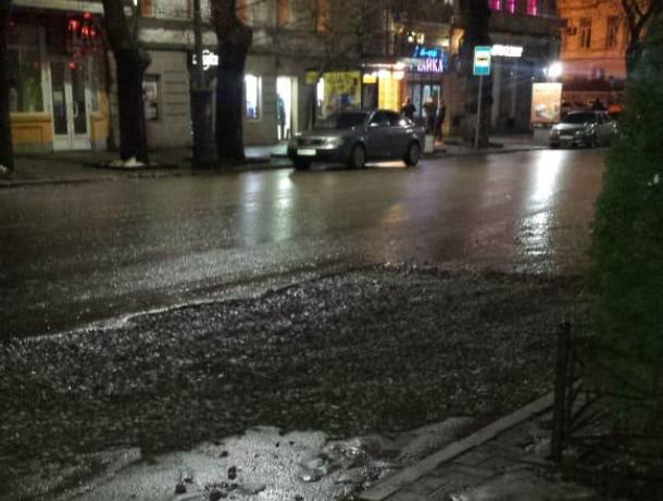 «Провал» в центре Таганрога оказался очередным ремонтом утечки