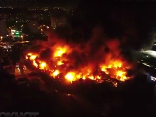 Пожарные Таганрога помогли в тушении страшнейшего пожара на рынке «Темерник» в Ростове-на-Дону