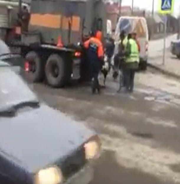 «Африканцы» осваивают никчемные  технологии по латанию дорожных ям в Таганроге