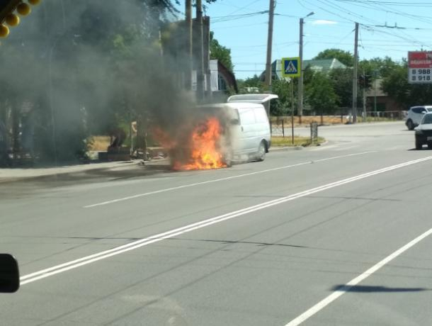 В Таганроге посреди улицы загорелся автомобиль