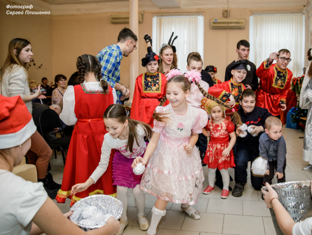 Таганрогский институт имени Чехова провел новогоднюю программу для детей-инвалидов