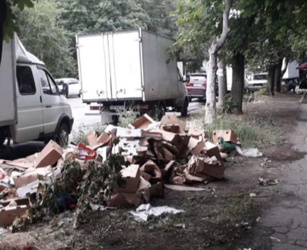 Торгаши оставили после себя горы мусора в Таганроге и остались безнаказанными