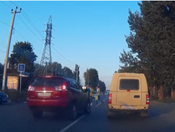 Жестко нарушившего правила водителя красного Лексуса проучили жители Таганрога на видео