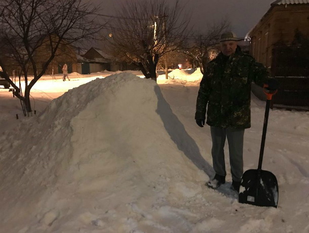 Таганрожец Владимир решил пристроить кучу снега в добрые руки