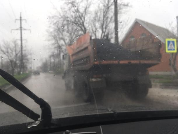 Асфальт в дождь: активист Таганрога обвинил власть в неумении решать проблемы города