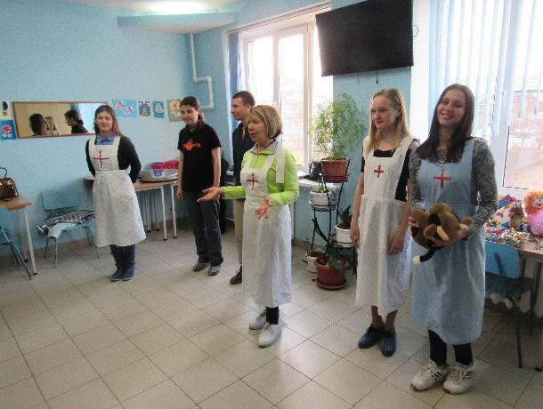 «Порой идем, как на бой», - волонтеры о концертах для детей в многопрофильной больнице Таганрога
