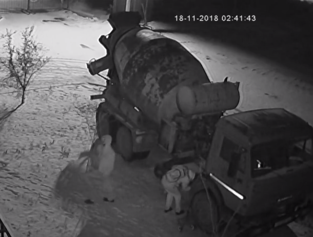 Воришки аккумуляторов попали в поле зрения камер видеонаблюдения в Таганроге