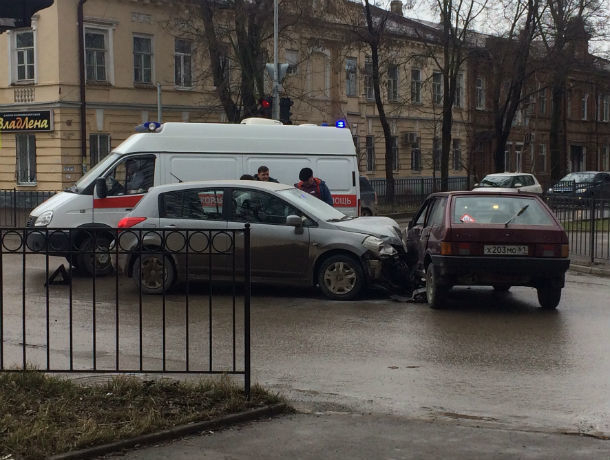 В Таганроге произошло ДТП с участием ВАЗ и иномарки