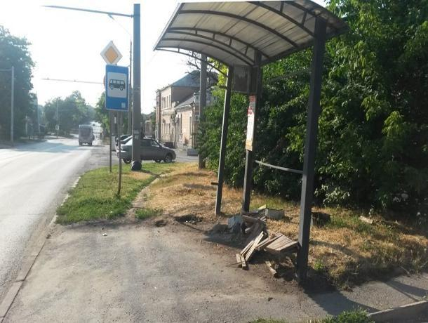 Таганрожцы обсудили состояние остановок в городе