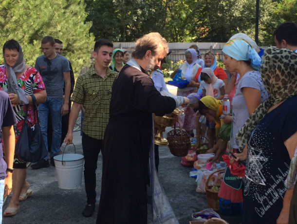 Журналисты «Блокнота» освятили фрукты в «Красном десанте» под Таганрогом, поговорили с сельчанами  о приметах