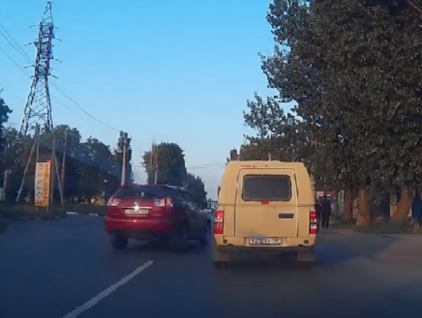 Красный «Лексус» едва не сбил троих пешеходов на «зебре» в Таганроге