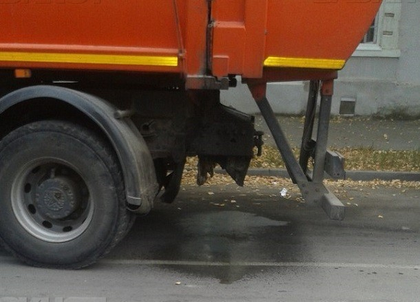 Протекающие мусоровозы оставляют за собой зловонный след в Таганроге