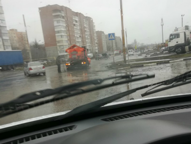 Обычное для Таганрога дело - ремонт дорог под дождем на улице Чехова
