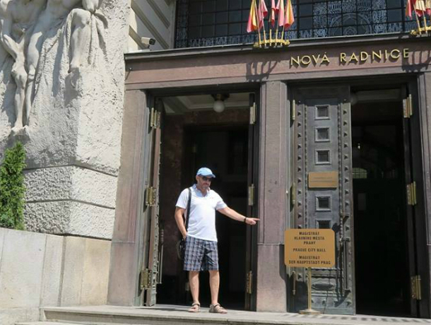 Блогер из Таганрога посетил мэрию Праги и удивился, что там нет турникетов и казаков на входе
