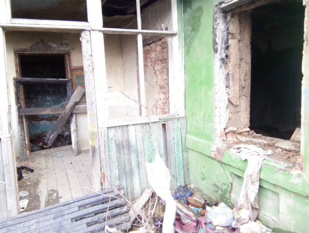 Брошенный дом подвергает опасности, живущую во второй половине пенсионерку Таганрога