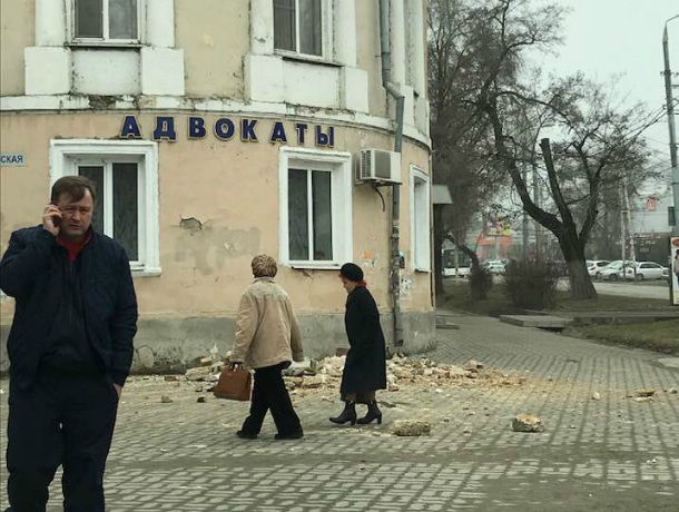 В Таганроге в центре, на Петровской,  отвалился кусок от дома