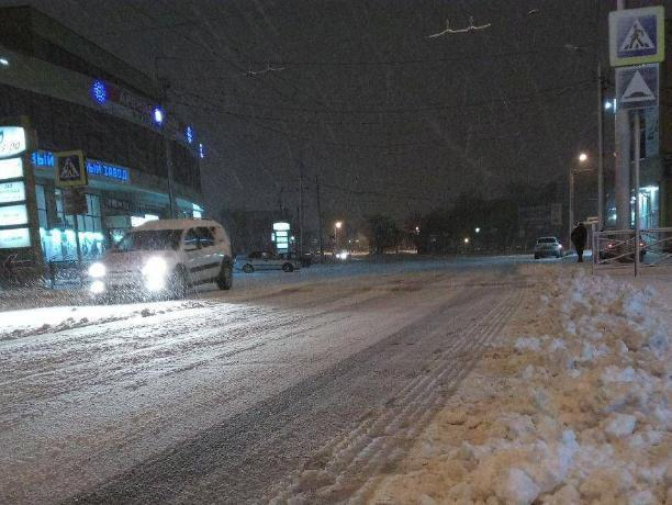 В Таганроге свершилось новогоднее чудо - техника выехала убирать снег