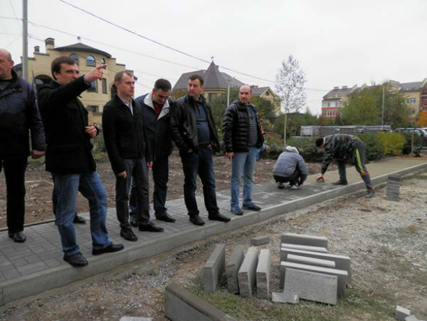 Благоустраиваемые дворы проверил в Таганроге министр ЖКХ региона