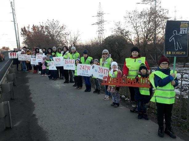 Дети почтили память жертв ДТП и обратили на акцию внимание таганрогских водителей
