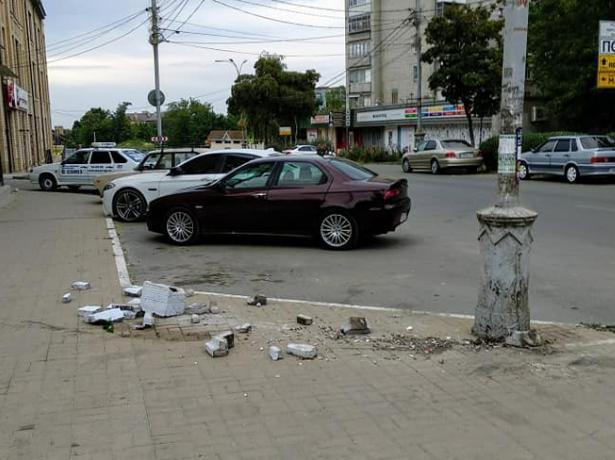 Ночные лихачи разбили бетонную урну в Таганроге