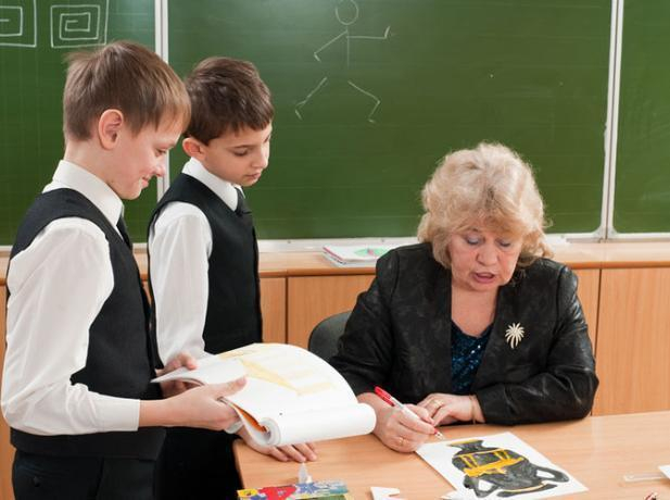 Учителя в Таганроге зарабатывают 30 тысяч рублей