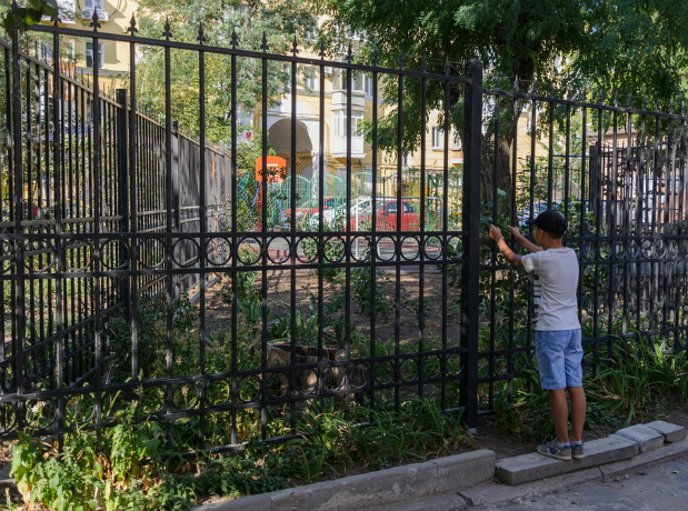«Комфортная среда» обернулась высоким забором, слезами детей и судами между соседями в Таганроге