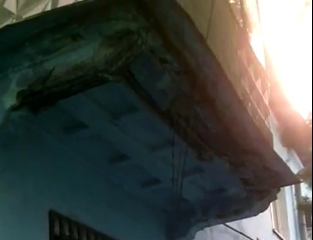 В Таганроге на прохожих обрушается балкон