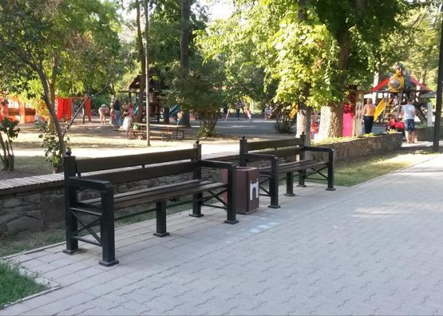 Таганрожец, размышляя о прекрасном, возмутился уродству лавочек и урн в парке им. Горького