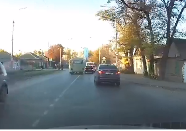 В Таганроге водитель маршрутки при обгоне конкурента грубо нарушил правила ПДД