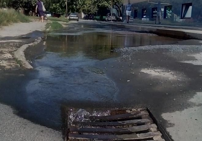 Вторую неделю питьевая вода стекает по улицам Таганрога в ливневки