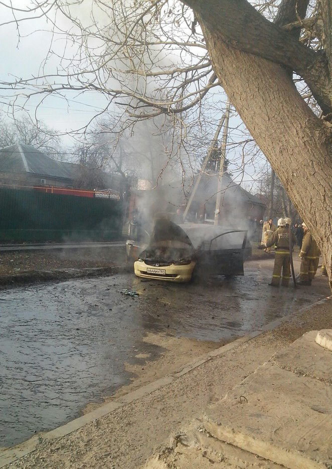 В Таганроге полностью сгорела иномарка